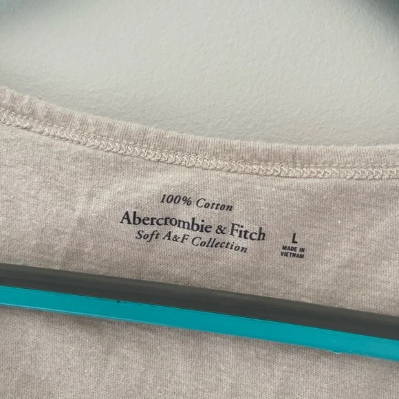 Abercrombie & Fitch Women's Light Beige V-Neck Tee - Picture 4 of 5